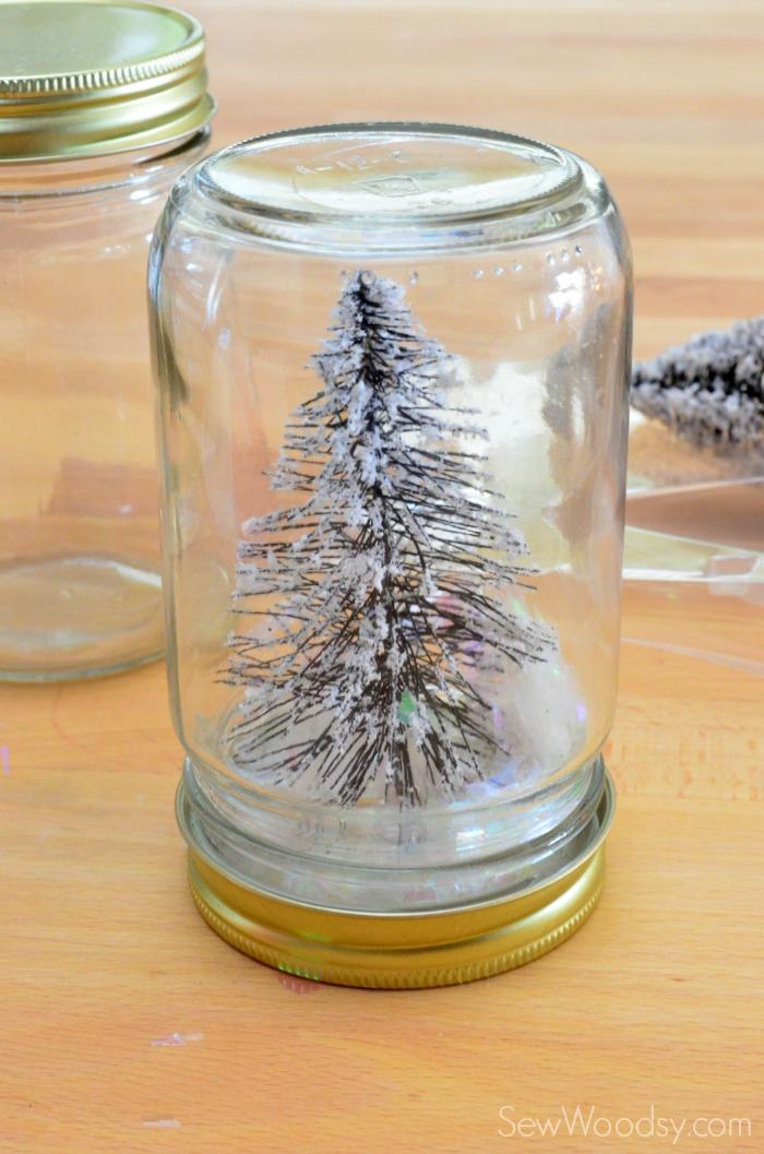 Mason jar lid screwed on to the jar.