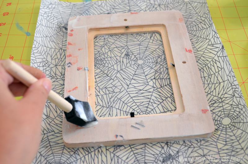 Decoupage Spider Web Picture Frame from gruro.com #Halloween #12MonthsOfMartha #MarthaStewartCrafts #Craft #Decoupage