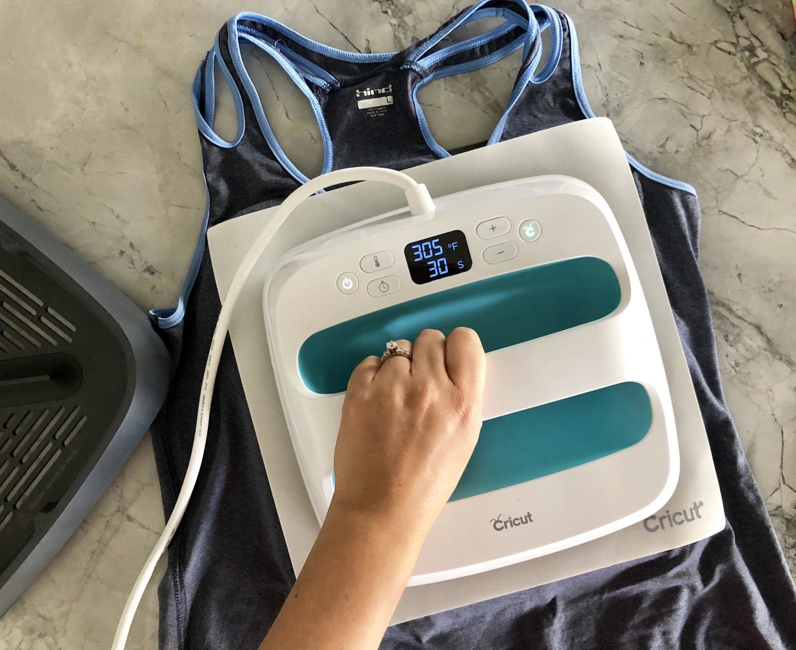 DIY MOMbie shirt using Cricut EasyPress