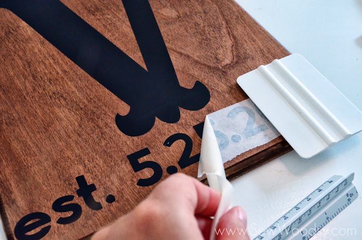 DIY Wedding Monogram Sign from gruro.com #cricut #wedding #DIY #craft