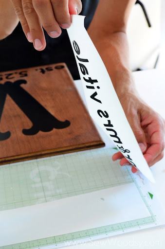 DIY Wedding Monogram Sign from gruro.com #cricut #wedding #DIY #craft