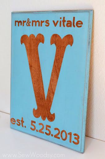 DIY Wedding Monogram Sign from gruro.com #cricut #wedding #DIY #craft