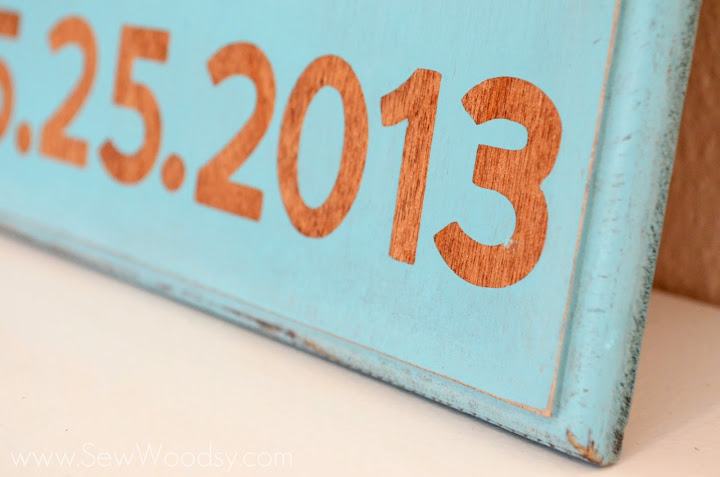 DIY Wedding Monogram Sign from gruro.com #cricut #wedding #DIY #craft