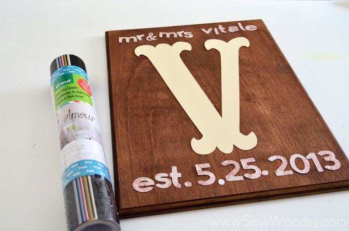 DIY Wedding Monogram Sign from gruro.com #cricut #wedding #DIY #craft
