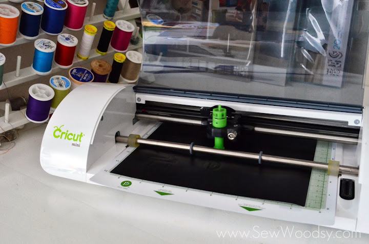 DIY Wedding Monogram Sign from gruro.com #cricut #wedding #DIY #craft