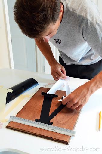 DIY Wedding Monogram Sign from gruro.com #cricut #wedding #DIY #craft