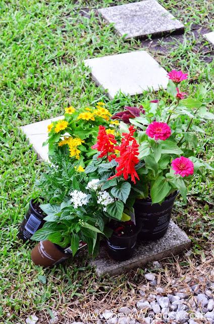 How to Create Outdoor Potted Floral Arrangements from gruro.com #gardening #diy