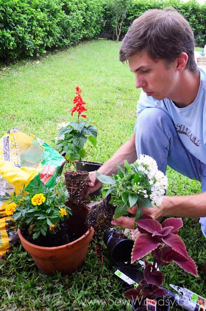 How to Create Outdoor Potted Floral Arrangements from gruro.com #gardening #diy