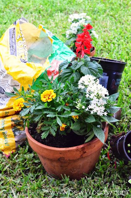 How to Create Outdoor Potted Floral Arrangements from gruro.com #gardening #diy