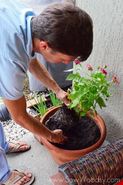 How to Create Outdoor Potted Floral Arrangements from gruro.com #gardening #diy