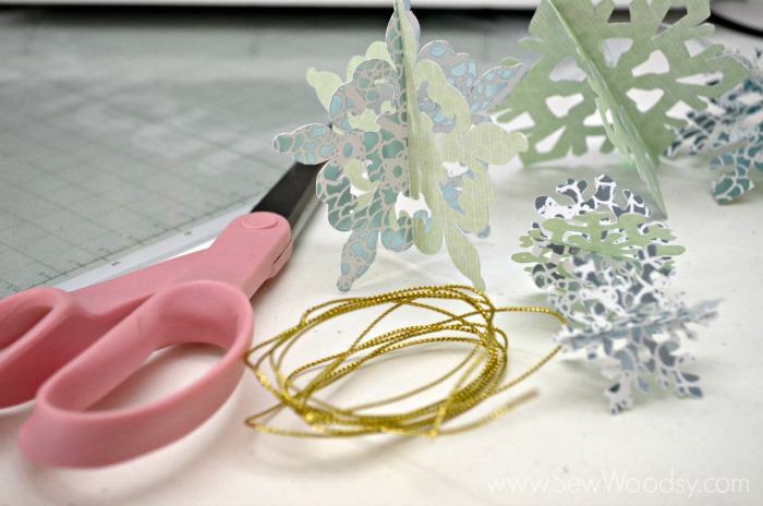 Die-Cut Snow Flake Ornaments using the @Cricut from gruro.com