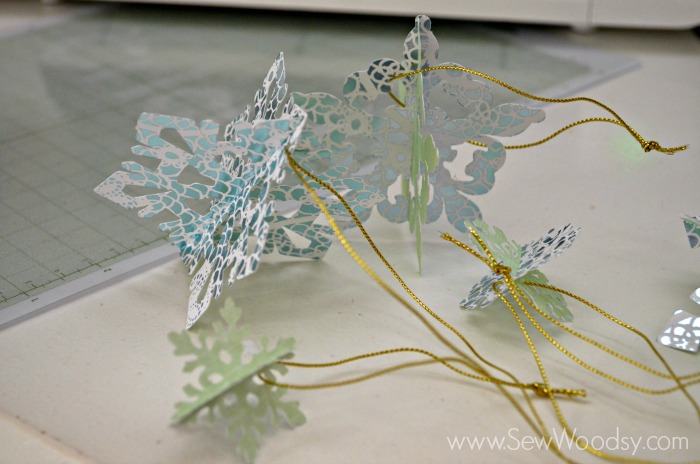 Die-Cut Snow Flake Ornaments using the @Cricut from gruro.com