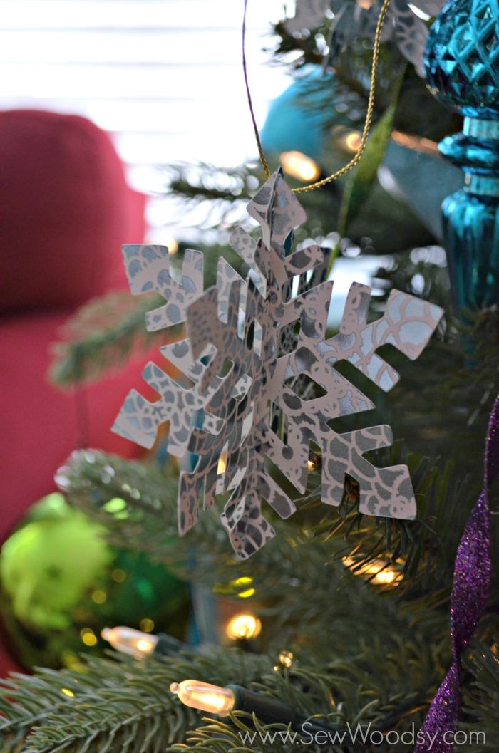 Die-Cut Snow Flake Ornaments using the @Cricut from gruro.com