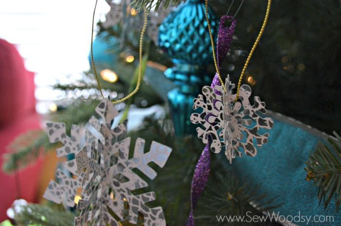 Die-Cut Snow Flake Ornaments using the @Cricut from gruro.com