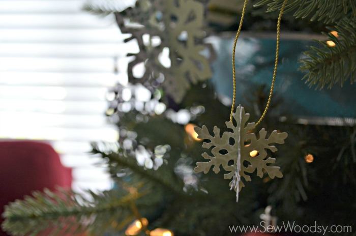 Die-Cut Snow Flake Ornaments using the @Cricut from gruro.com