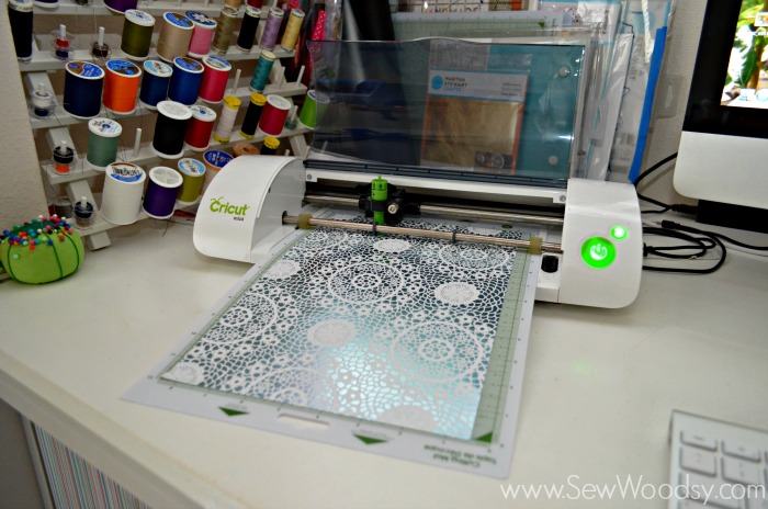 Die-Cut Snow Flake Ornaments using the @Cricut from gruro.com