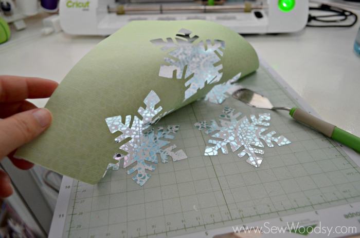 Die-Cut Snow Flake Ornaments using the @Cricut from gruro.com