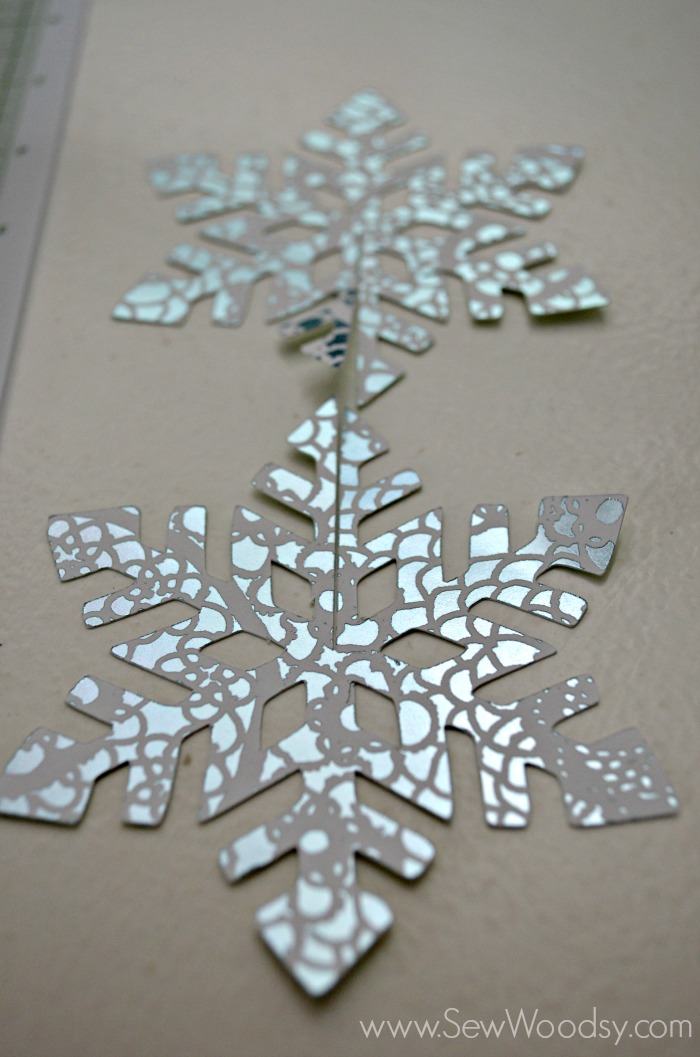 Die-Cut Snow Flake Ornaments using the @Cricut from gruro.com