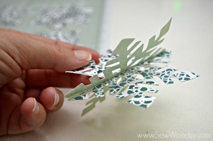 Die-Cut Snow Flake Ornaments using the @Cricut from gruro.com