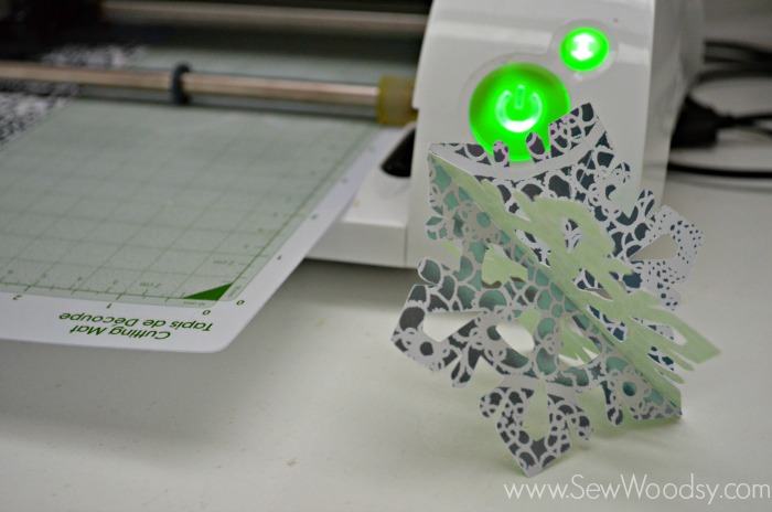 Die-Cut Snow Flake Ornaments using the @Cricut from gruro.com