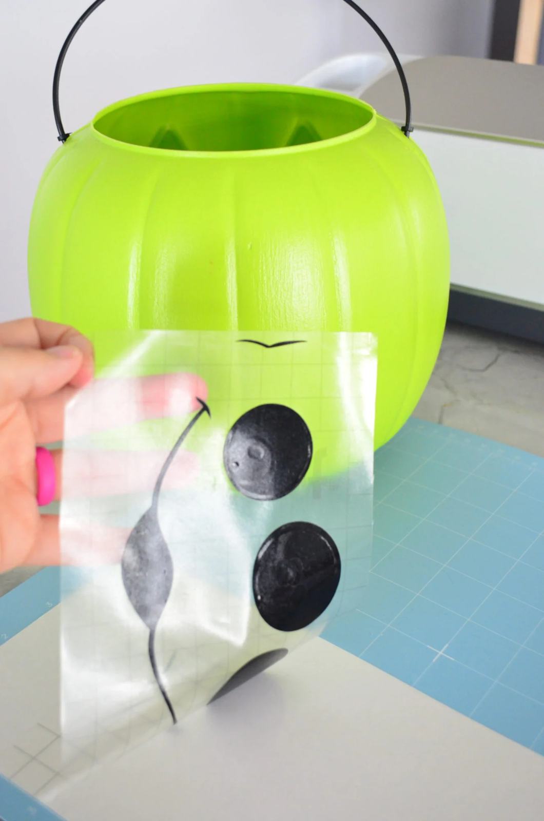 removing transfer tape with vinyl from paper