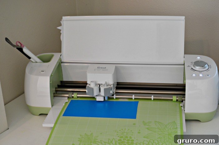 Cricut Explore cutting patriotic cake topper vinyl
