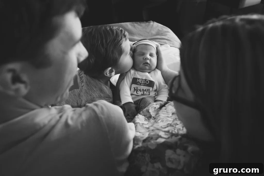 Reagan First 48 Moments 20 Bebek Reagan battaniyeye sarılmış, aile elleriyle çevrilmiş, kardeş fotoğrafını yeniden yaratıyor