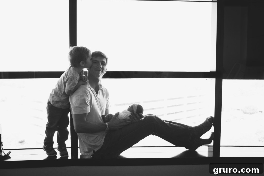 Reagan First 48 Moments 24 Ryder'ın eli, şefkatli kardeş bağlantısını göstererek bebek Reagan'ın başını nazikçe okşuyor