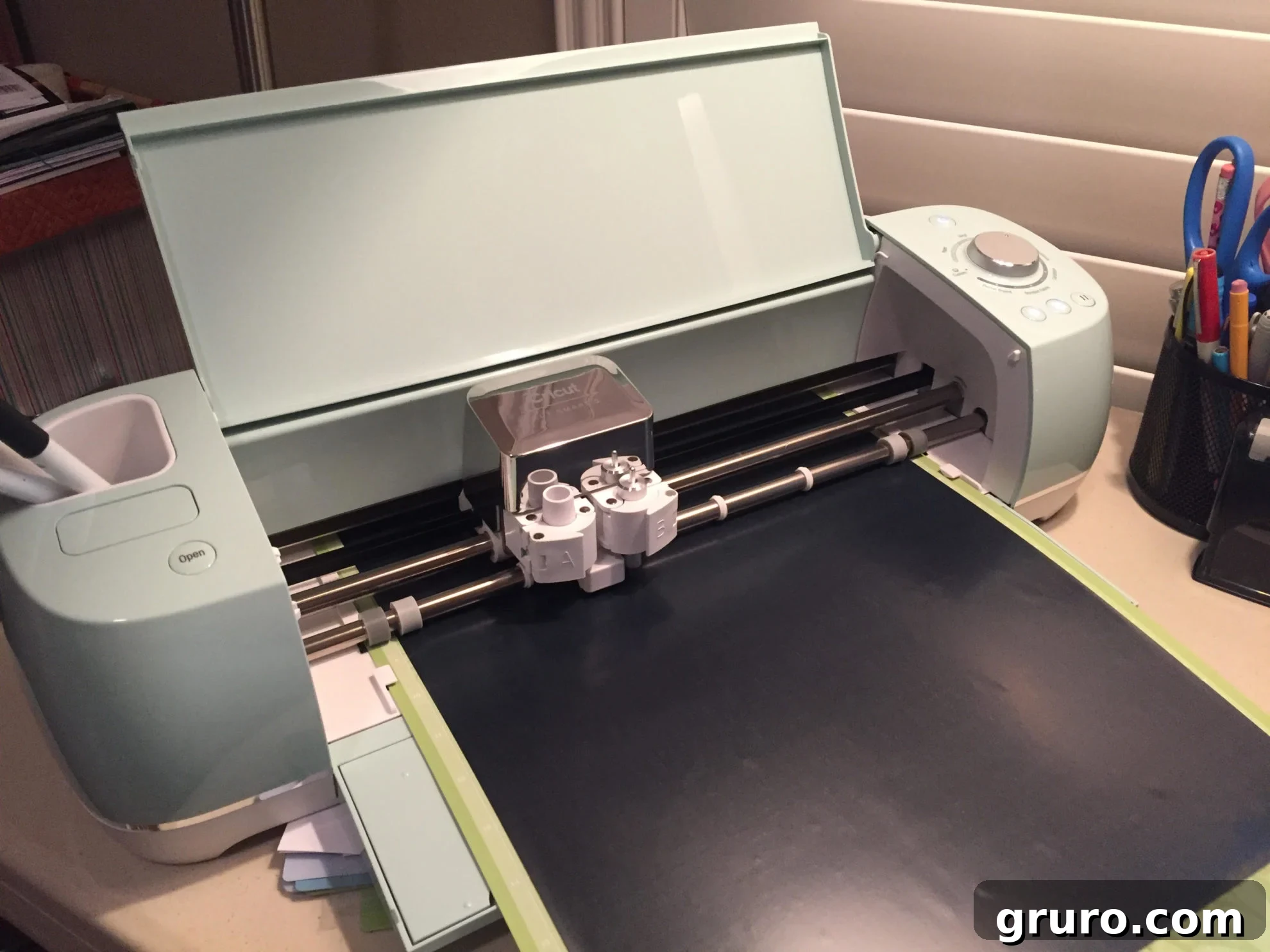 Cricut Explore Air 2 cutting Black Iron On Vinyl