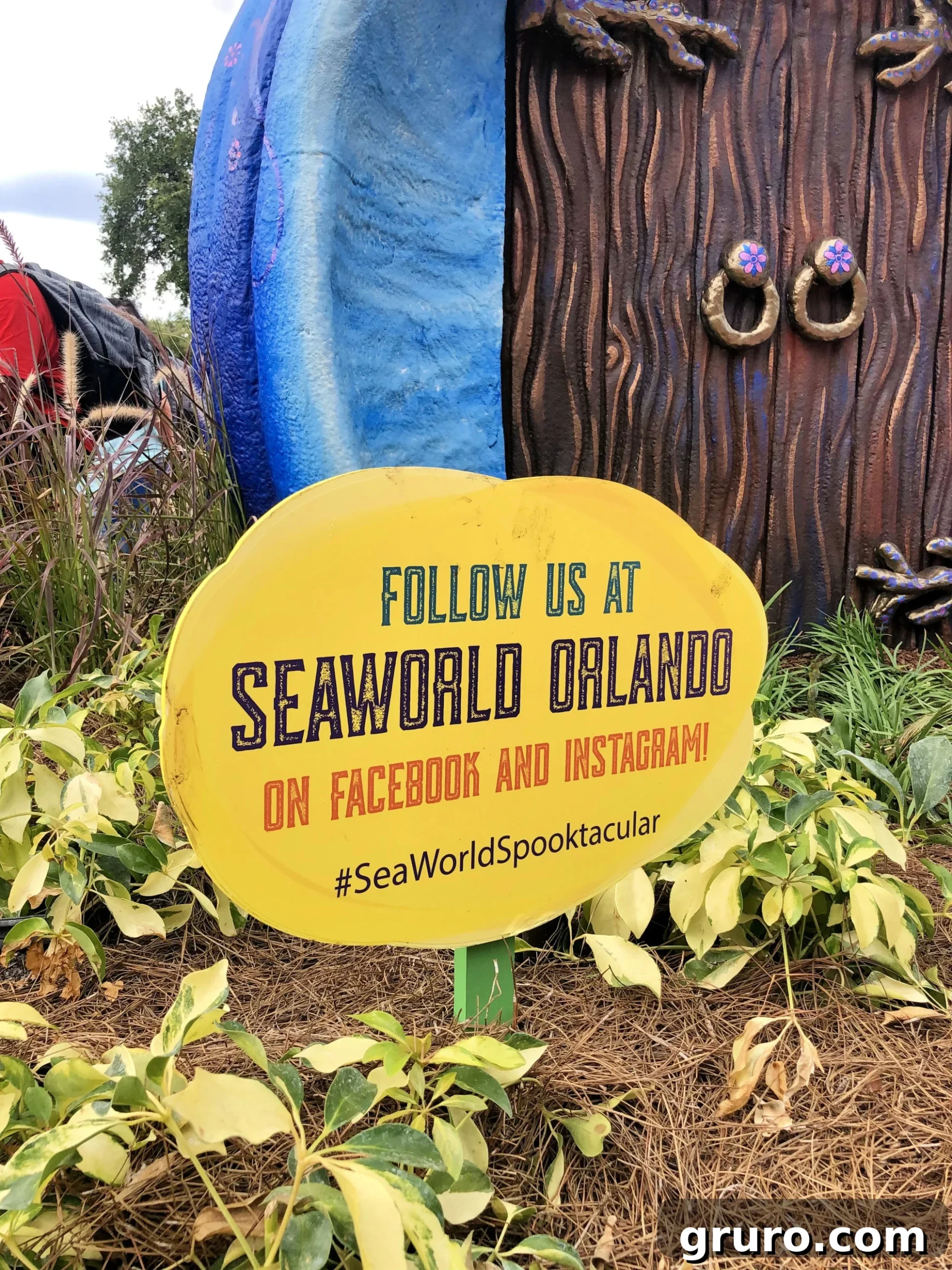 Yellow sign that reads visit SeaWorld ORLANDO ON SOCIAL MEDIA!
