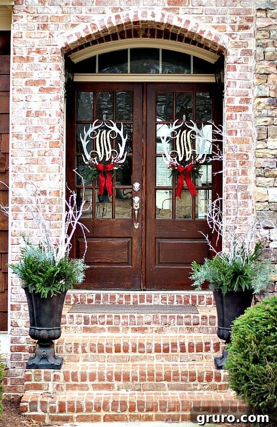 Christmas-Door-Wreaths-at-refreshrestyle.com_