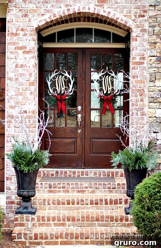 Christmas Door Wreaths at refreshrestyle.com