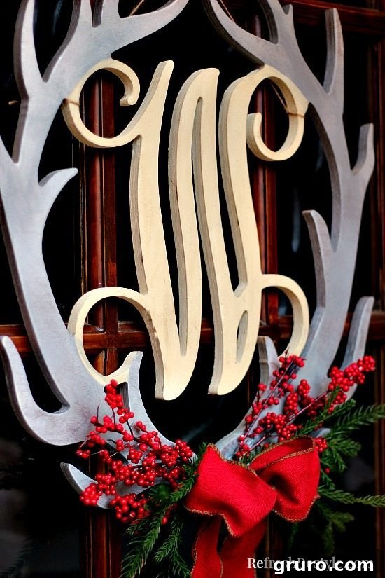 Christmas door wreath at refreshrestyle.com