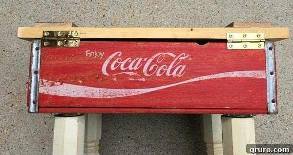 How to attach a hinged top - make a vintage Coke Crate Table at refreshrestyle.com