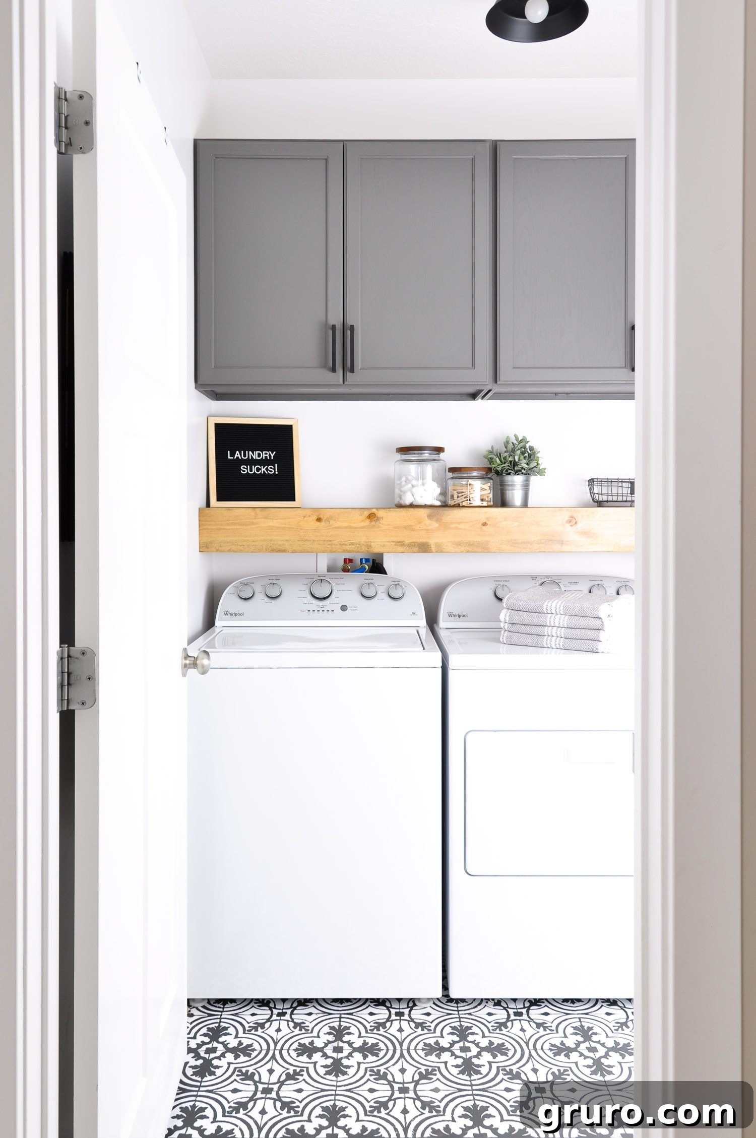 Guide on how to paint vinyl floors for a budget-friendly home renovation