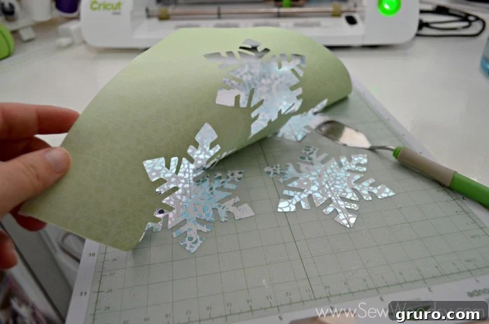 Cricut Mini cutting Die-Cut Snowflakes