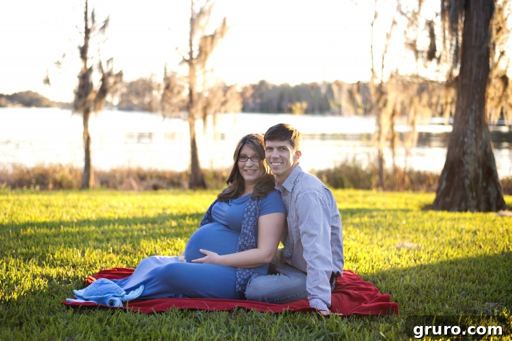 Charming maternity picnic photo, a relaxed and joyful outdoor setting