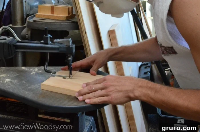 How to Cut Letters Using a Scroll Saw