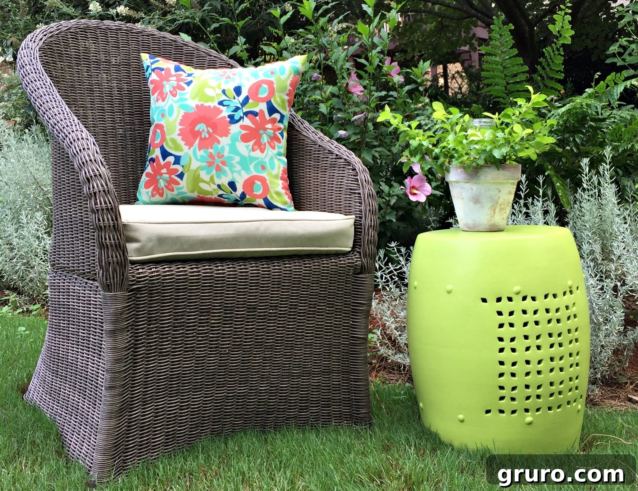 Thrifty makeover - Outdoor garden stool makeover with DecoArt Americana Decor outdoor living paint Thrifty makeover - Outdoor garden stool makeover with DecoArt Americana Decor outdoor living paint