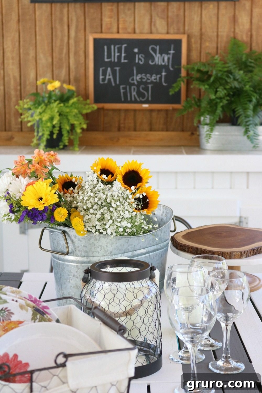 Streamlined Style, Supreme Outdoor Comfort 5 Entertaining outdoors with stylish melamine dinnerware and fresh flowers.