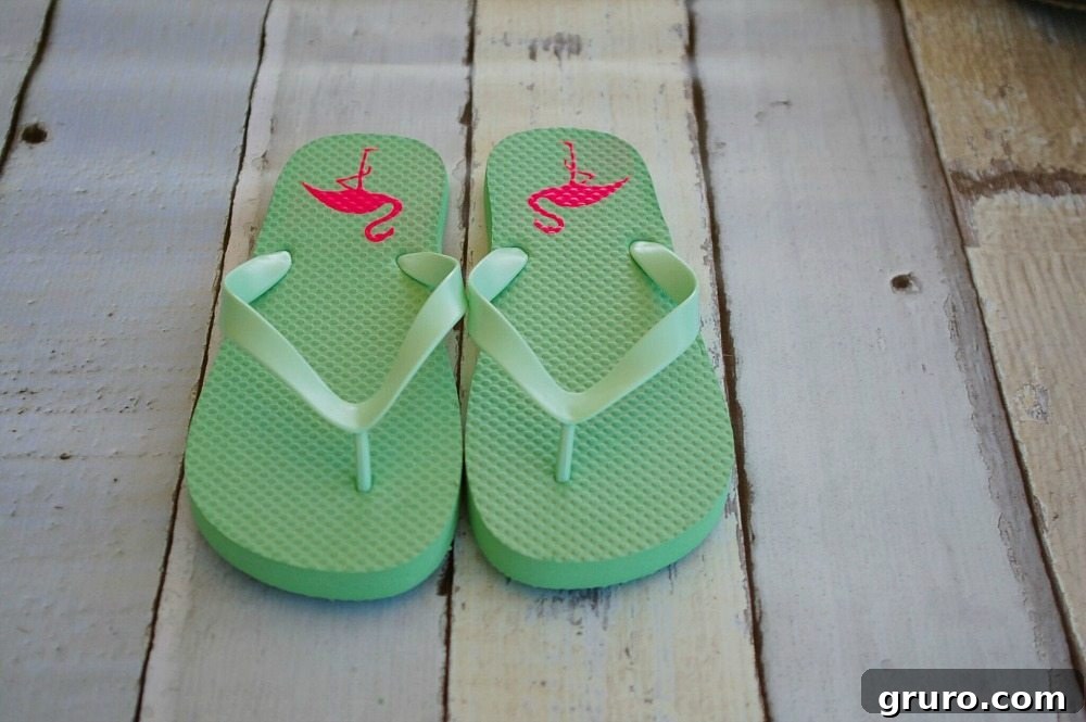 Fuchsia Feathers 6 Cute idea for pink flamingos on flip flops