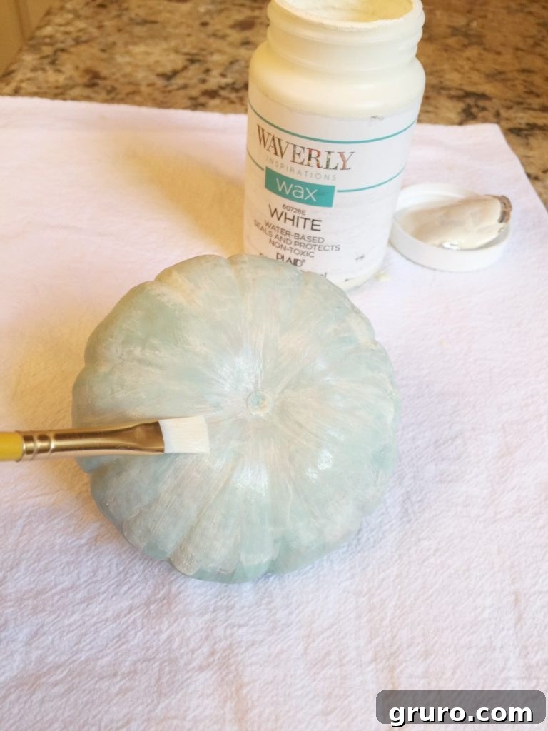 Balkabağı Boyama Sanatı 6 Apply white wax to your painted pumpkins for a realistic and aged finish