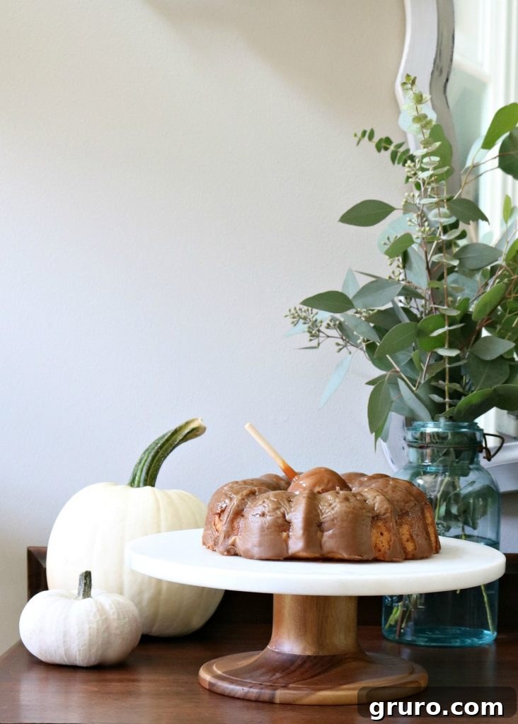 Balkabağı Boyama Sanatı 8 A beautifully painted white pumpkin blending seamlessly with other decor