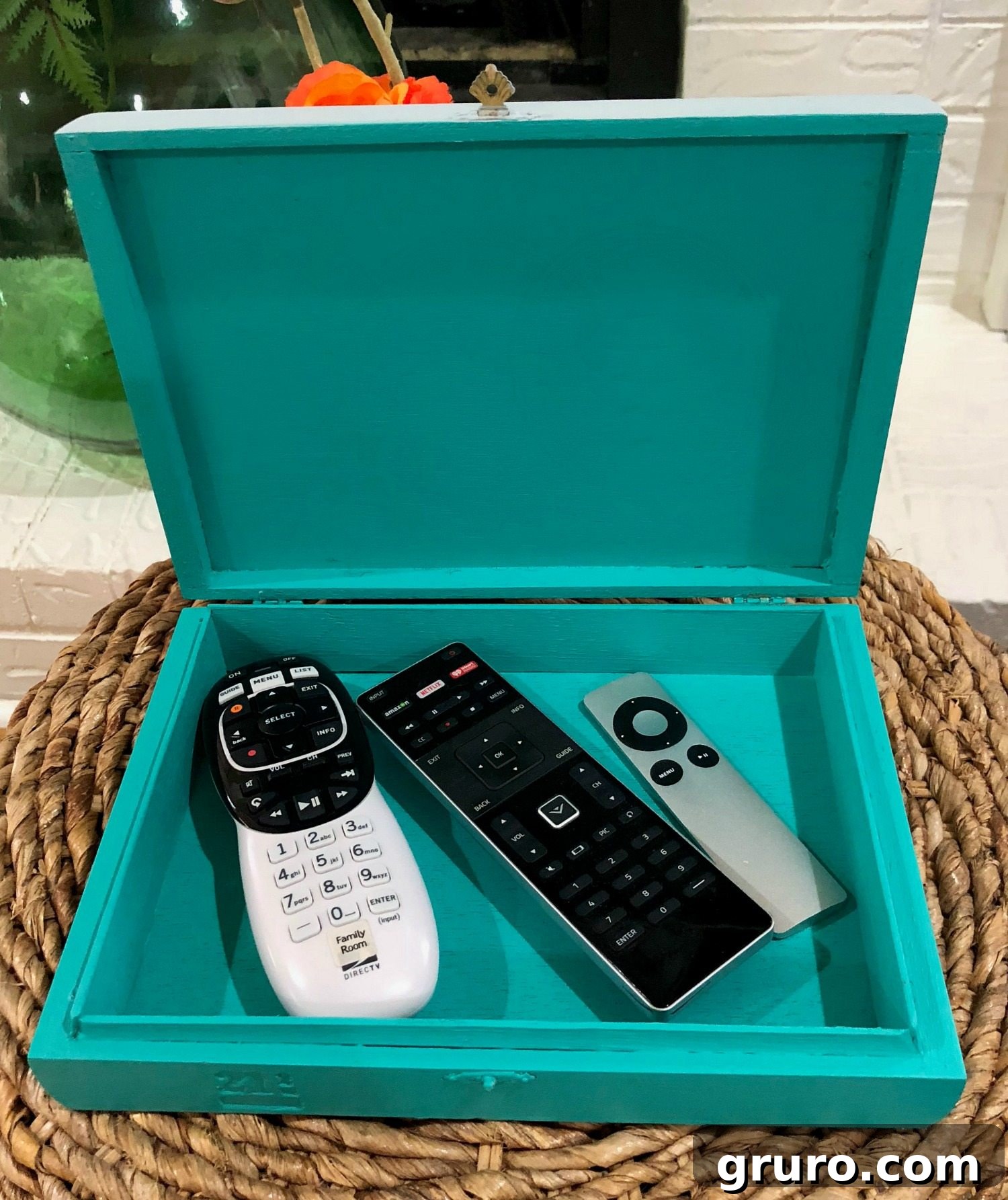 Recycled Cigar Box - create stylish decor storage with empty cigar boxes. Follow these easy tutorial to fit the decor in your home! Vibrant turquoise interior of a repurposed cigar box.