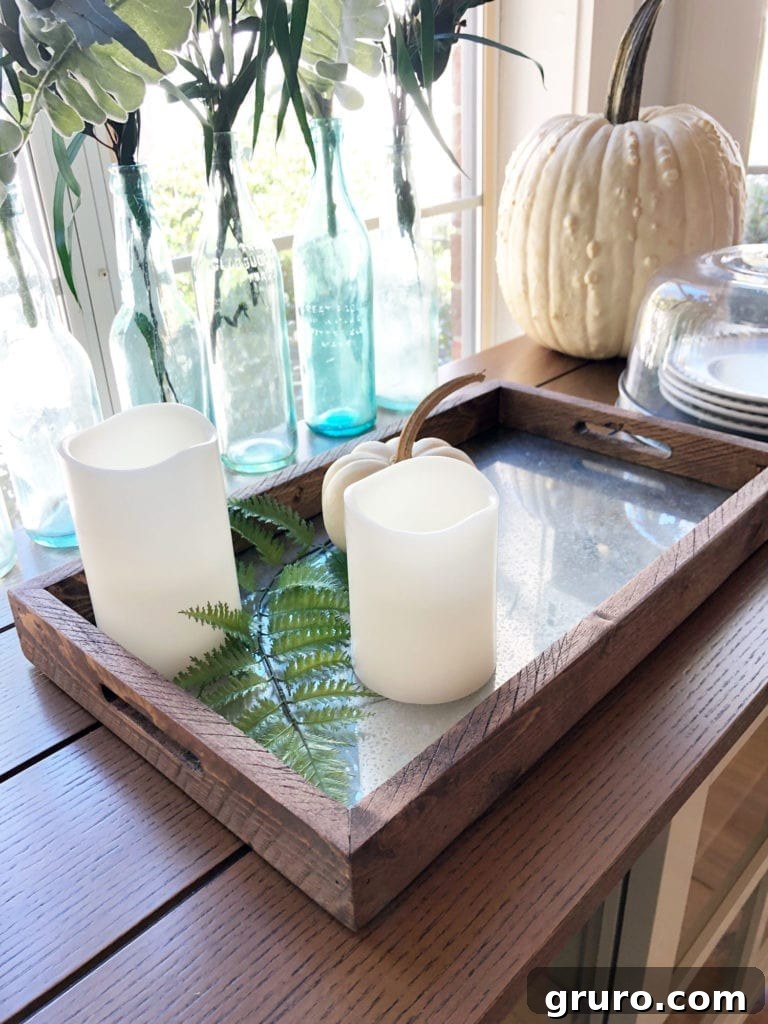 Stylish mercury mirrored tray as farmhouse decor Elegant mercury mirrored tray, ideal for a rustic farmhouse decor accent