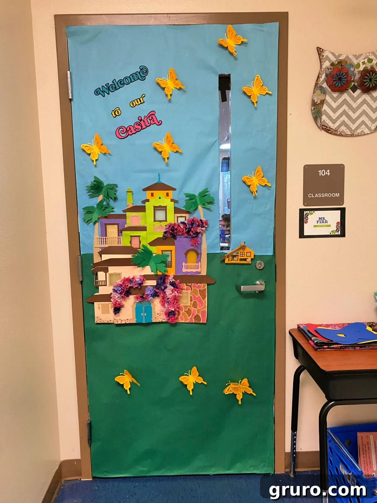 Hispanic Heritage Month Door Decor Ideas 8 Blue and green classroom door that says 'welcome to our casita'.